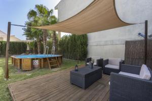 une terrasse avec une piscine, une table et des chaises dans l'établissement Can Pere Bec, à Moscari