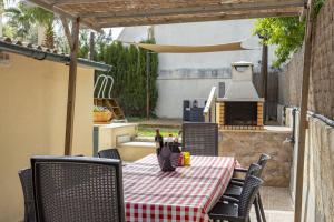 d'une terrasse avec une table, des chaises et une cheminée. dans l'établissement Can Pere Bec, à Moscari
