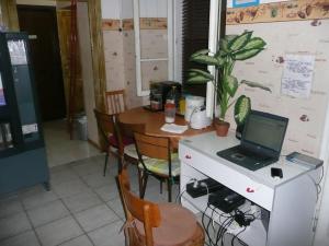 uma cozinha com uma mesa com um computador portátil em walter guest house em Roma