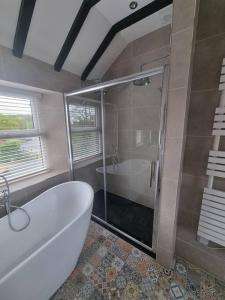 Bathroom sa Luxurious Cottage with hot tub, Lake District