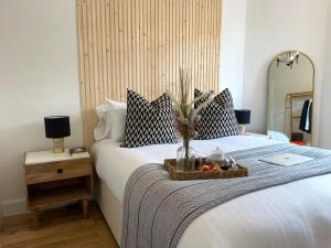 Un dormitorio con una cama con una bandeja de fruta. en Stylish & Chic Central Apartment with Hot Tub en Perth
