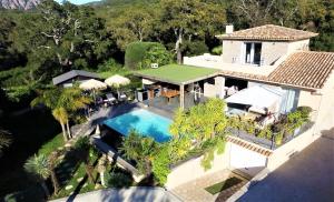 una vista aérea de una casa con piscina en Villa CASA BAGGIA, proche plage, piscine à débordement chauffée, pool house, en Porto Vecchio