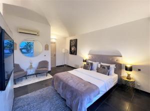 1 dormitorio grande con 1 cama grande y sala de estar en Villa CASA BAGGIA, proche plage, piscine à débordement chauffée, pool house, en Porto Vecchio 37 fotos más