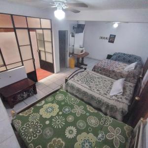 Un pat sau paturi într-o cameră la Hotel Las Palomas