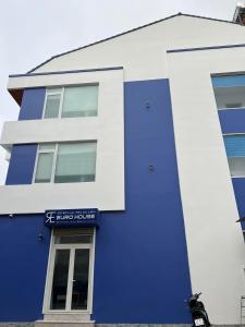 um edifício azul e branco com um cartaz em EURO HOUSE em Da Lat