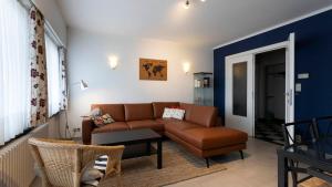 - un salon avec un canapé et une table dans l'établissement Apartment Valdemosa, au Coq