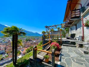 einen Blick auf die Stadt von einem Gebäude mit einer Palme in der Unterkunft Casa Edi in Locarno