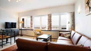 ein Wohnzimmer mit einem Sofa und einem Tisch in der Unterkunft Apartment Valdemosa in De Haan