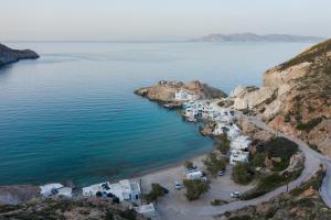 uma vista aérea de uma praia com edifícios brancos em Vilos Suites Fyropotamos Beach em Firopótamos