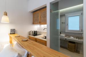 cocina con encimera de madera y fregadero en Vilos Suites Fyropotamos Beach, en Firopótamos