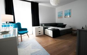 Un dormitorio con una cama, una silla y una mesa. en IRS ROYAL APARTMENTS Apartamenty IRS Nadmorze, en Gdansk
