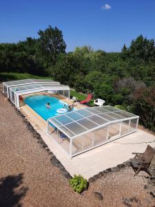 an overhead view of a tennis court and a pool at Gîte La Pironnière - Piscine, Nature, au bord de la Rivière in Montreuil-sur-Maine