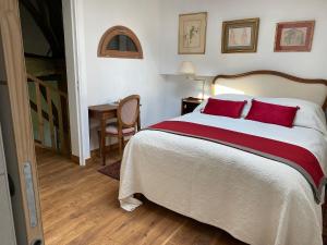Ein Bett oder Betten in einem Zimmer der Unterkunft Clos de Mont July, architecture XVIIIe au cœur de la nature