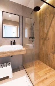 Un baño con lavabo y ducha en IRS ROYAL APARTMENTS Apartamenty IRS Nadmorze, en Gdansk