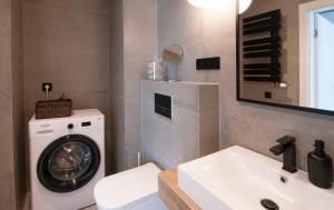 Un baño con lavadora y lavabo. en IRS ROYAL APARTMENTS Apartamenty IRS Nadmorze, en Gdansk