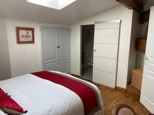 Ein Bett oder Betten in einem Zimmer der Unterkunft Clos de Mont July, architecture XVIIIe au cœur de la nature