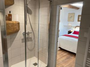 Ein Badezimmer in der Unterkunft Clos de Mont July, architecture XVIIIe au cœur de la nature