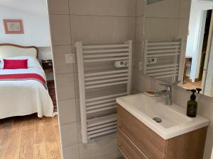 Ein Bett oder Betten in einem Zimmer der Unterkunft Clos de Mont July, architecture XVIIIe au cœur de la nature
