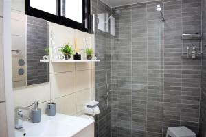 łazienka z toaletą, umywalką i prysznicem w obiekcie La Casita del Sol w Corralejo