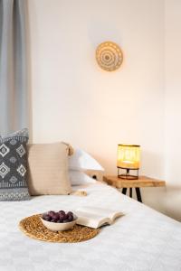 een fruitschaal op een dienblad op een bed bij Casa Blue Old Port, Philian Collection in Skiathos-stad