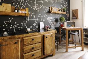 uma cozinha com uma cómoda de madeira e uma parede de quadro-negro em Apartments Chic Torino Centro em Turim