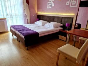 Posteľ alebo postele v izbe v ubytovaní VILLA DORA - CENTRUM, BASEN 5m x 10m, Plac zabaw, Parking