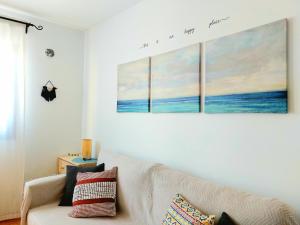 una sala de estar con sofá y una pintura en la pared en Casa Ledù - Sunny Holiday in Fuerteventura, en Corralejo