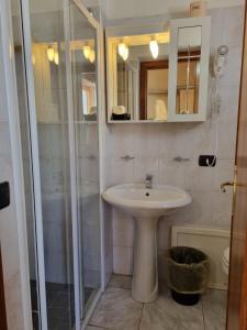A bathroom at Hotel Plammas