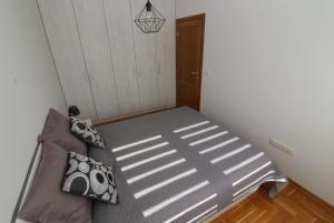 Habitación pequeña con cama con almohadas en Apartment Nova Otoka en Sarajevo