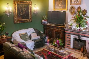 un soggiorno con divano e camino di B&B Villa Giorgia a Taormina