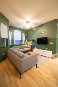 Revived Condo with Pool and 20 minutes from parks的电视和/或娱乐中心