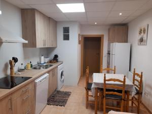 A kitchen or kitchenette at Apartamento Plano Royo 2º Még 12 kép