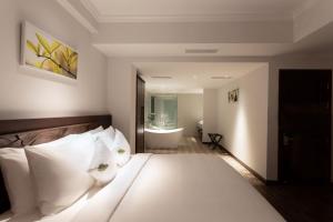 Postel nebo postele na pokoji v ubytování Cochin Sang Hotel + 37 fotografií