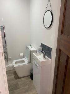Koupelna v ubytování Bessie House 3BED SD with Parking Racecourse Goffs Eco Power Stadium A1 M18 M1 M62 + 27 fotografií