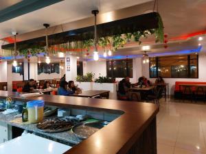 un restaurante con mesas y un bar en Hostal Oro Orense en Quito