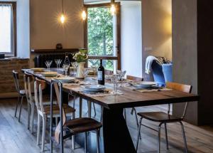 een grote houten tafel in een kamer met stoelen bij B&B Fonteabate Residenza di Charme in Bagno di Romagna