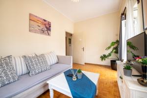 TV a/nebo společenská místnost v ubytování Mitropoleos Suite + 27 fotografií