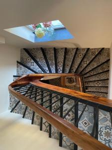 una escalera con una pared estampada en blanco y negro en Newly renovated house with pool, en Campagne-sur-Aude