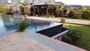 una piscina en el patio trasero de una casa en Casa Dani con piscina privata, en Monticiano