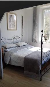 1 dormitorio con cama y ventana en Newly renovated house with pool, en Campagne-sur-Aude