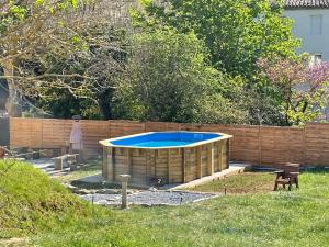 una piscina en un patio trasero con una valla de madera en Newly renovated house with pool, en Campagne-sur-Aude