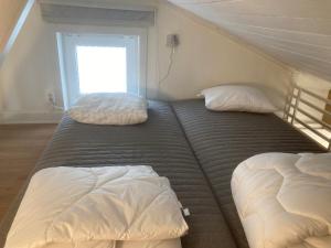 two twin beds in a room with at Gustavsro i Apelviken Annex 2 in Varberg