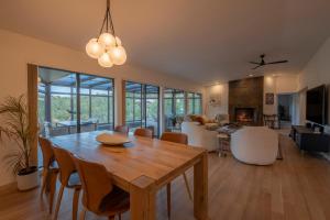 Χώρος καθιστικού στο Sedona Red Rock Paradise Amazing Views and Hot Tub