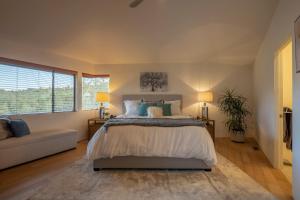 Ένα ή περισσότερα κρεβάτια σε δωμάτιο στο Sedona Red Rock Paradise Amazing Views and Hot Tub