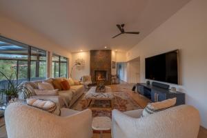 Μια τηλεόραση ή/και κέντρο ψυχαγωγίας στο Sedona Red Rock Paradise Amazing Views and Hot Tub