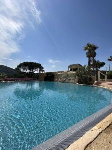 uma grande piscina com água azul em Camping les Cigales - Mobil-home 4/6 personnes em Le Muy