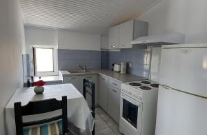 Кухня или кухненски бокс в Ionion Apartments