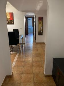 TV a/nebo společenská místnost v ubytování Apartamento con jardín privado y acceso a piscina