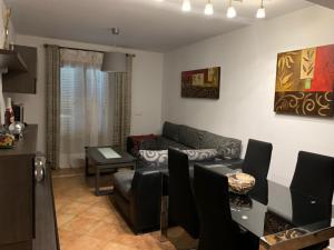 Posezení v ubytování Apartamento con jardín privado y acceso a piscina