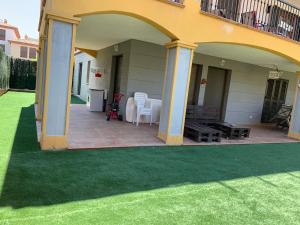 Patio nebo venkovní prostory v ubytování Apartamento con jardín privado y acceso a piscina
